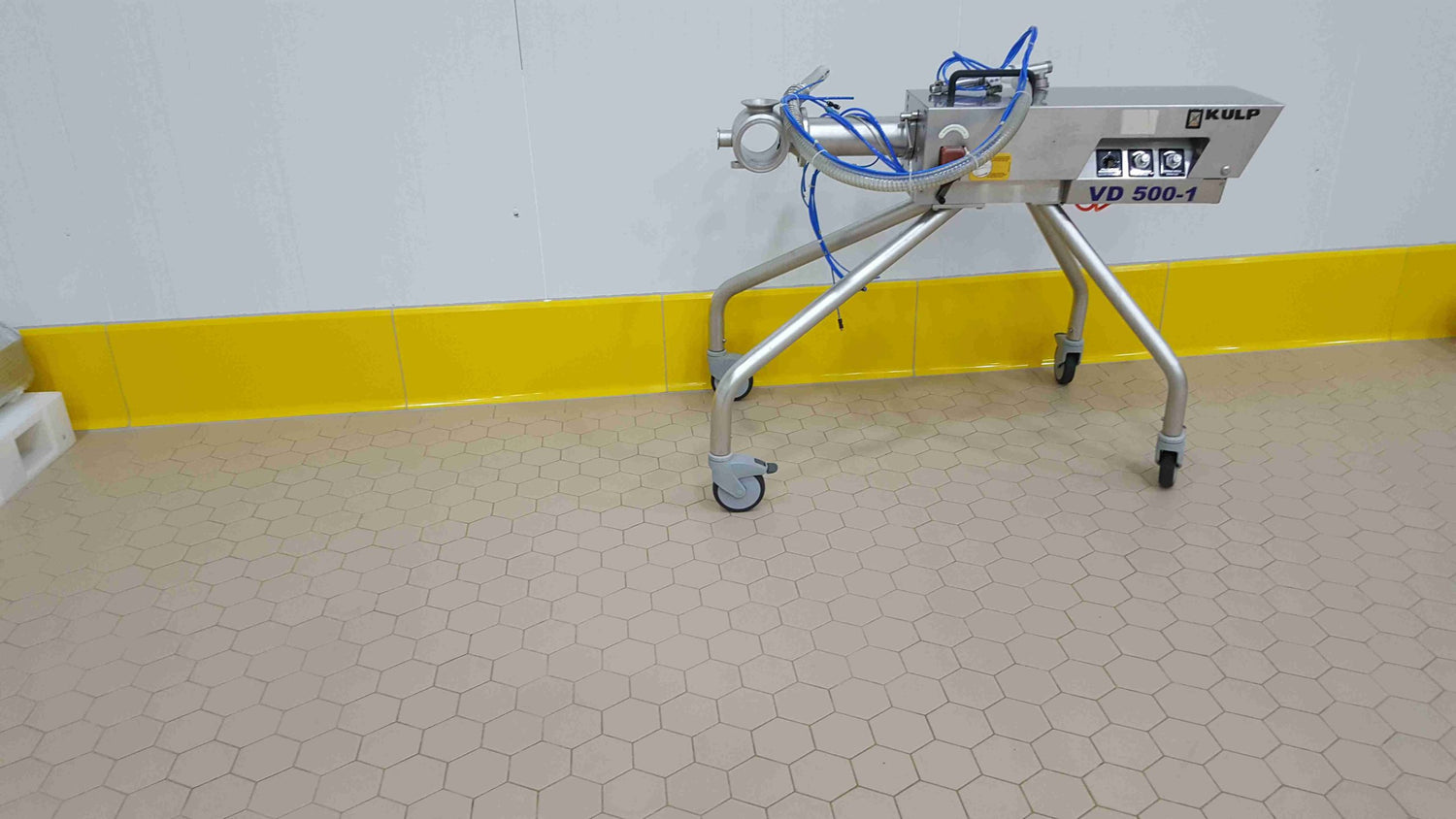 Гигиенический плинтус поверх напольного покрытия 100х1000х10мм